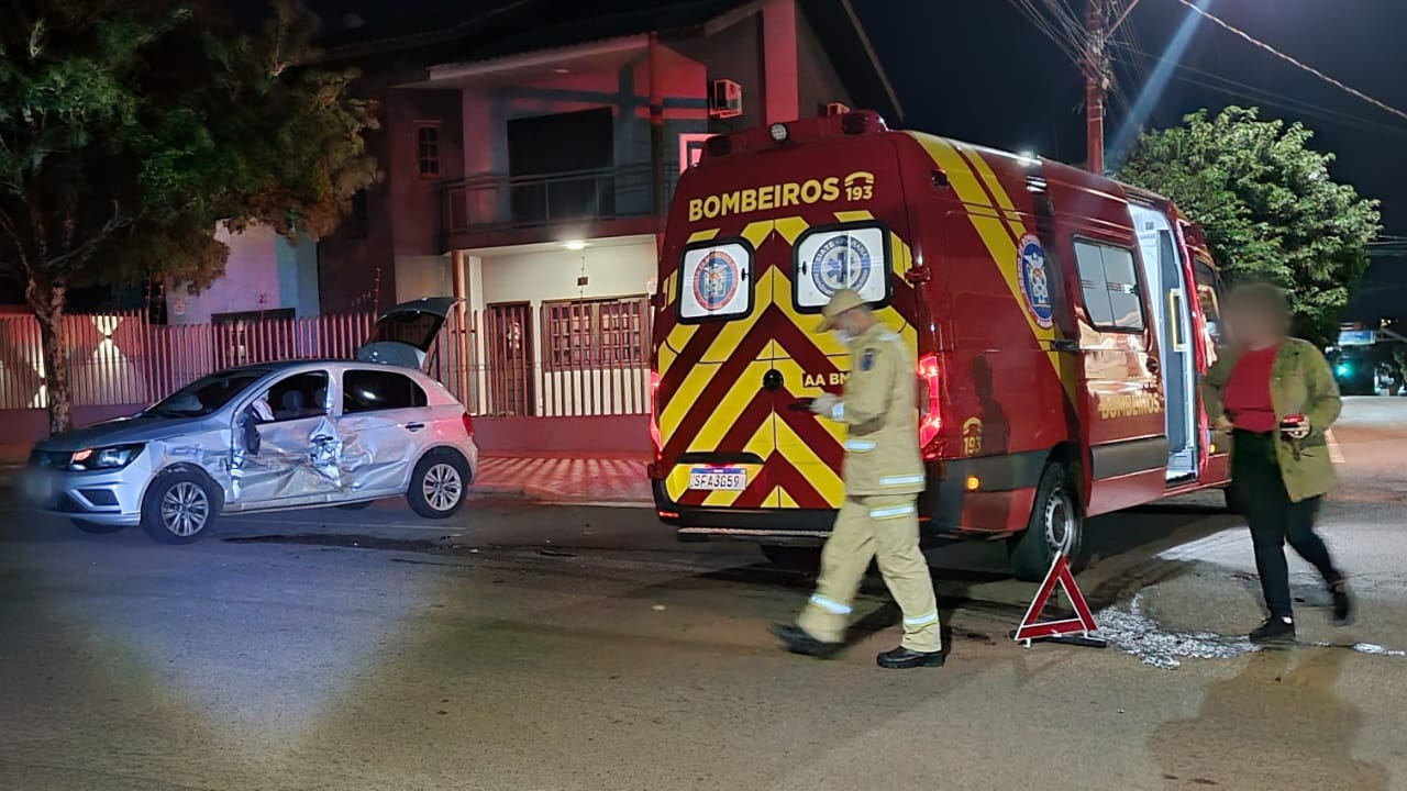 Colisão entre veículos deixa motorista ferido e condutor foge sem prestar socorro no bairro Neva