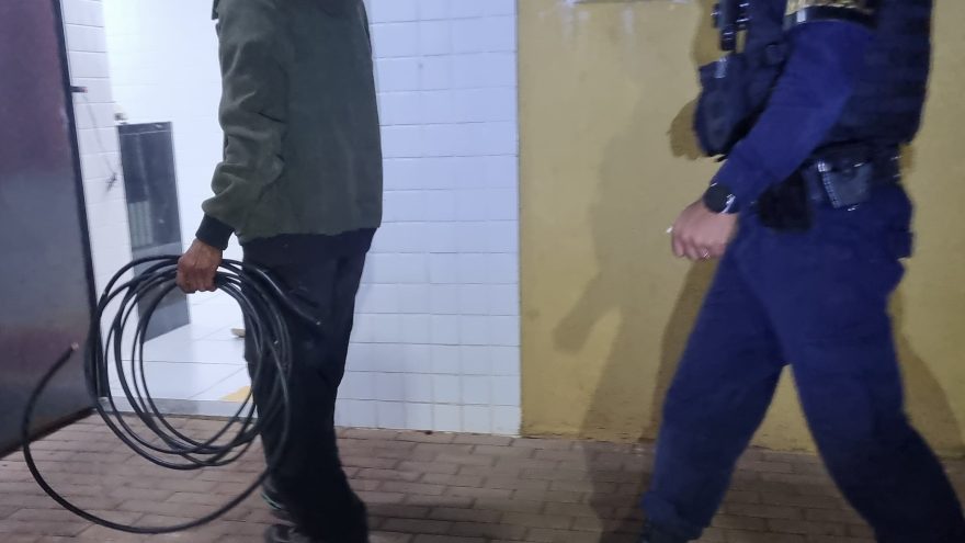 Homem é flagrado furtando fios em poste e acaba detido pela Guarda Municipal em Cascavel