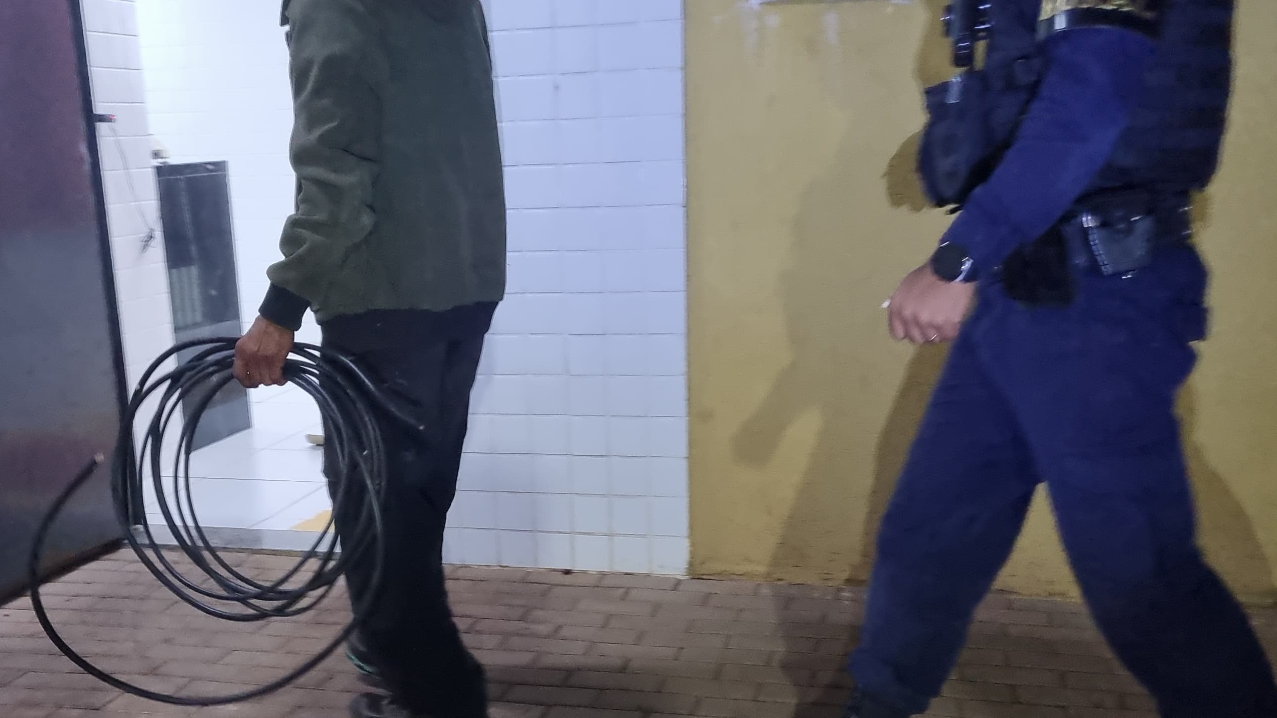 Homem é flagrado furtando fios em poste e acaba detido pela Guarda Municipal em Cascavel
