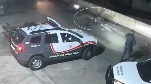 Vídeo: Soldado da PM morre após ser atropelado durante abordagem a motociclistas em SP Imagem referente a Vídeo: Soldado da PM morre após ser atropelado durante abordagem a motociclistas em SP