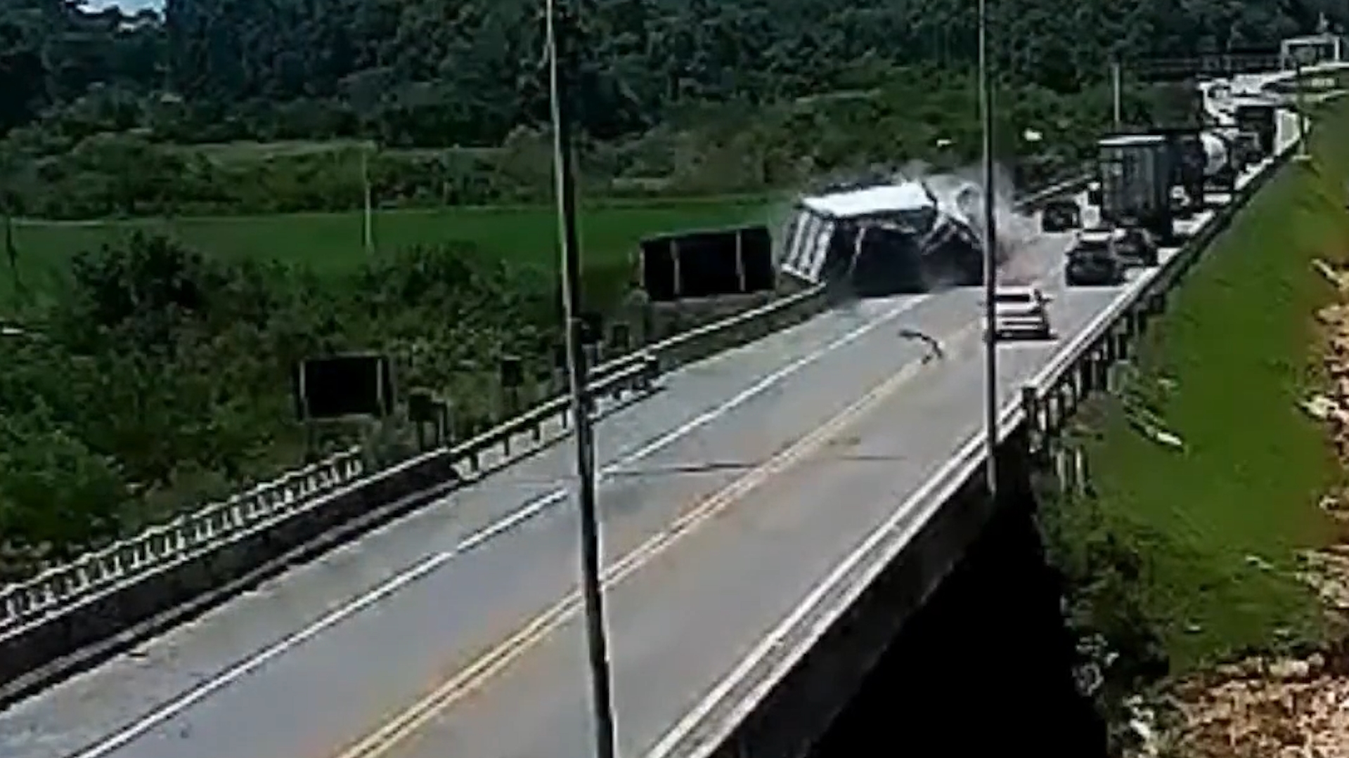 Câmera flagra grave acidente com 11 mortes na BR-116, no Rio Grande do Sul