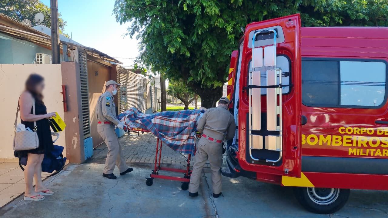 Idosa de 86 anos quebra o braço ao sofrer queda na frente de casa