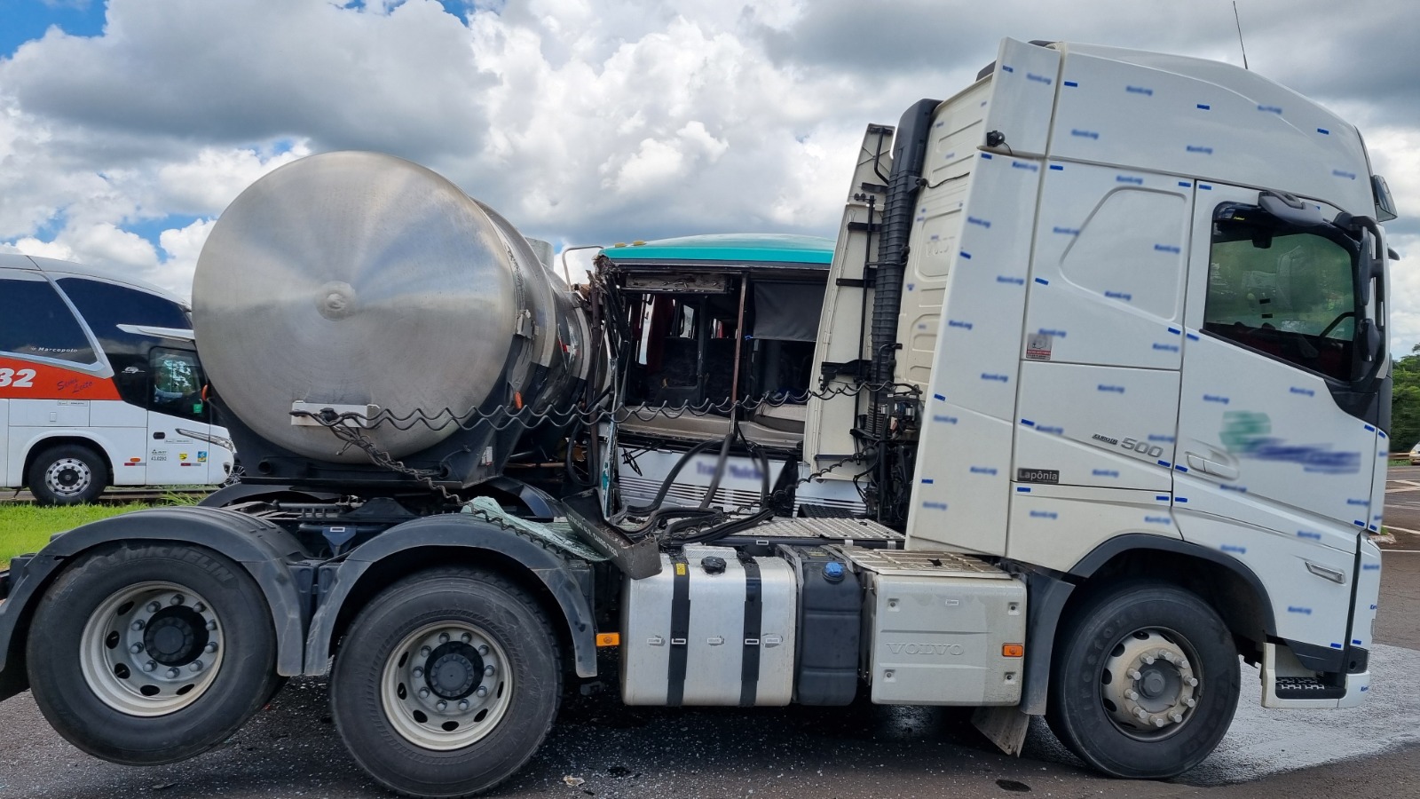 Acidente entre caminhão e ônibus deixa feridos na BR-277, em Céu Azul Acidente entre caminhão e ônibus deixa feridos na BR-277, em Céu Azul