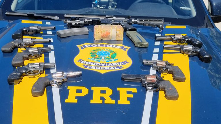 PRF apreende fuzil com mira holográfica e 9 revólveres em Londrina
