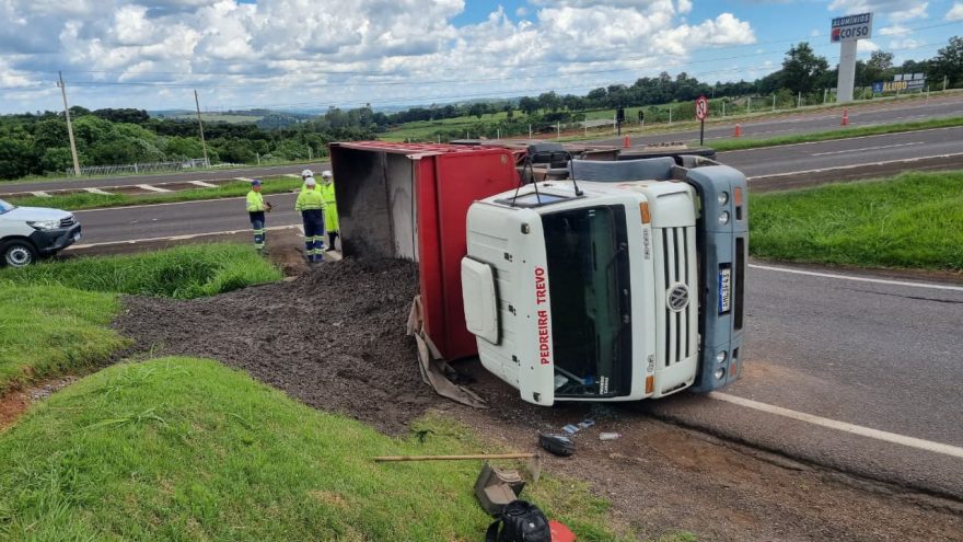 Caminhão carregado de pedras tomba em alça da BR-277, em Cascavel