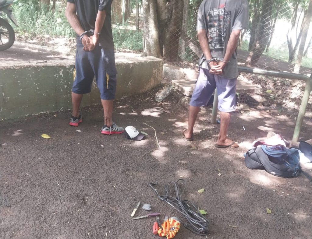 Dupla de ladrões de fios de cobre é presa em flagrante desenterrando cabos no Lago de Cascavel