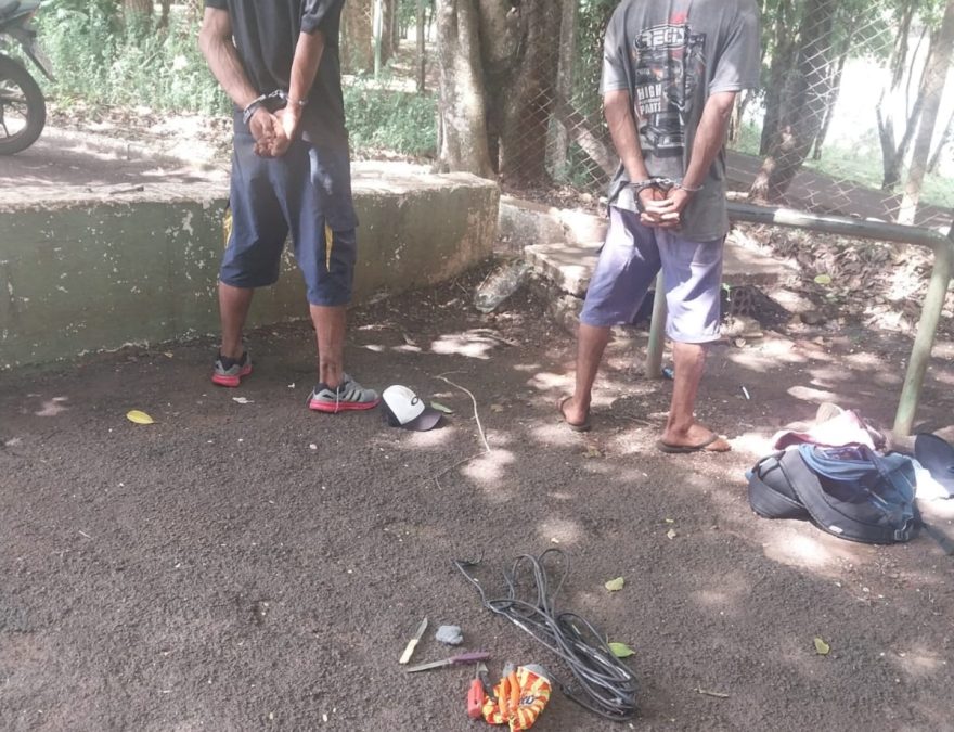 Dupla de ladrões de fios de cobre é presa em flagrante desenterrando cabos no Lago de Cascavel