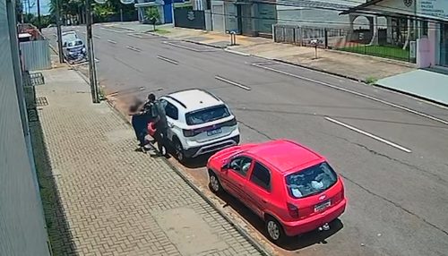 Bandido armado rende mulher, bate carro ao não conseguir dirigir e foge a pé em Cascavel Imagem referente a Bandido armado rende mulher, bate carro ao não conseguir dirigir e foge a pé em Cascavel
