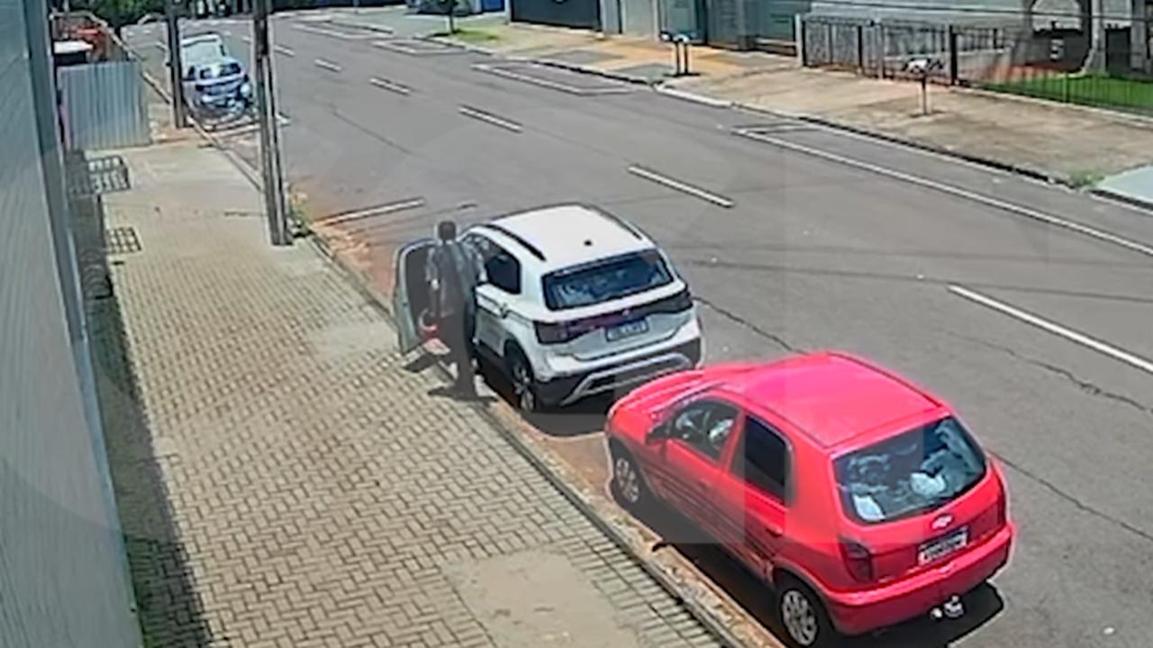 Bandido armado não conseguiu concluir assalto pois o carro da vítima era automático, diz PM Bandido armado não conseguiu concluir assalto pois o carro da vítima era automático, diz PM