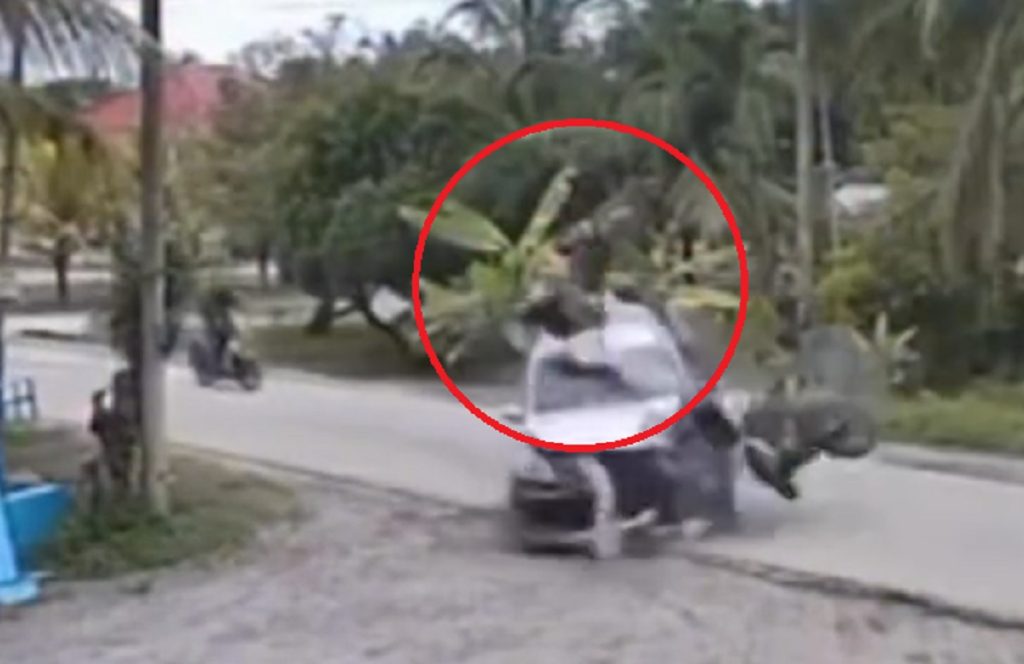 Impressionante: motociclista bate em minivan e é arremessado por 20 metros