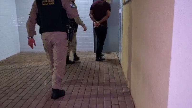 Homem queima roupas da mulher na churrasqueira e acaba detido por violência doméstica