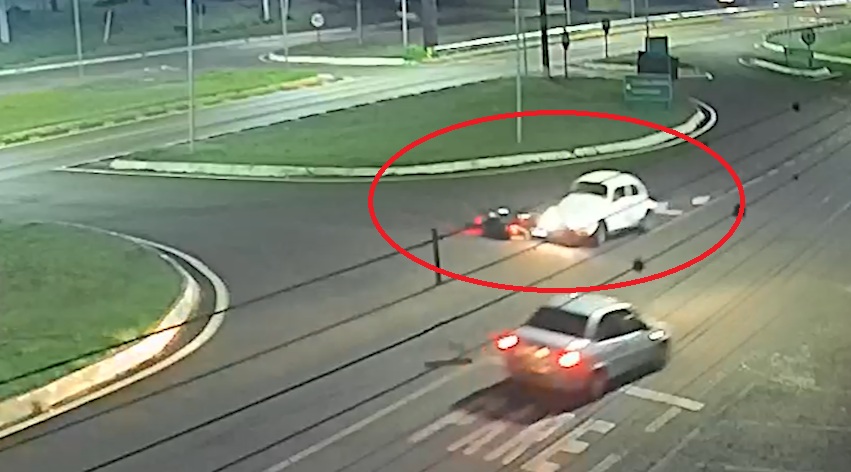 Motociclista sofre queda para evitar colisão contra Fusca no Trevo da Portal; Veja o vídeo