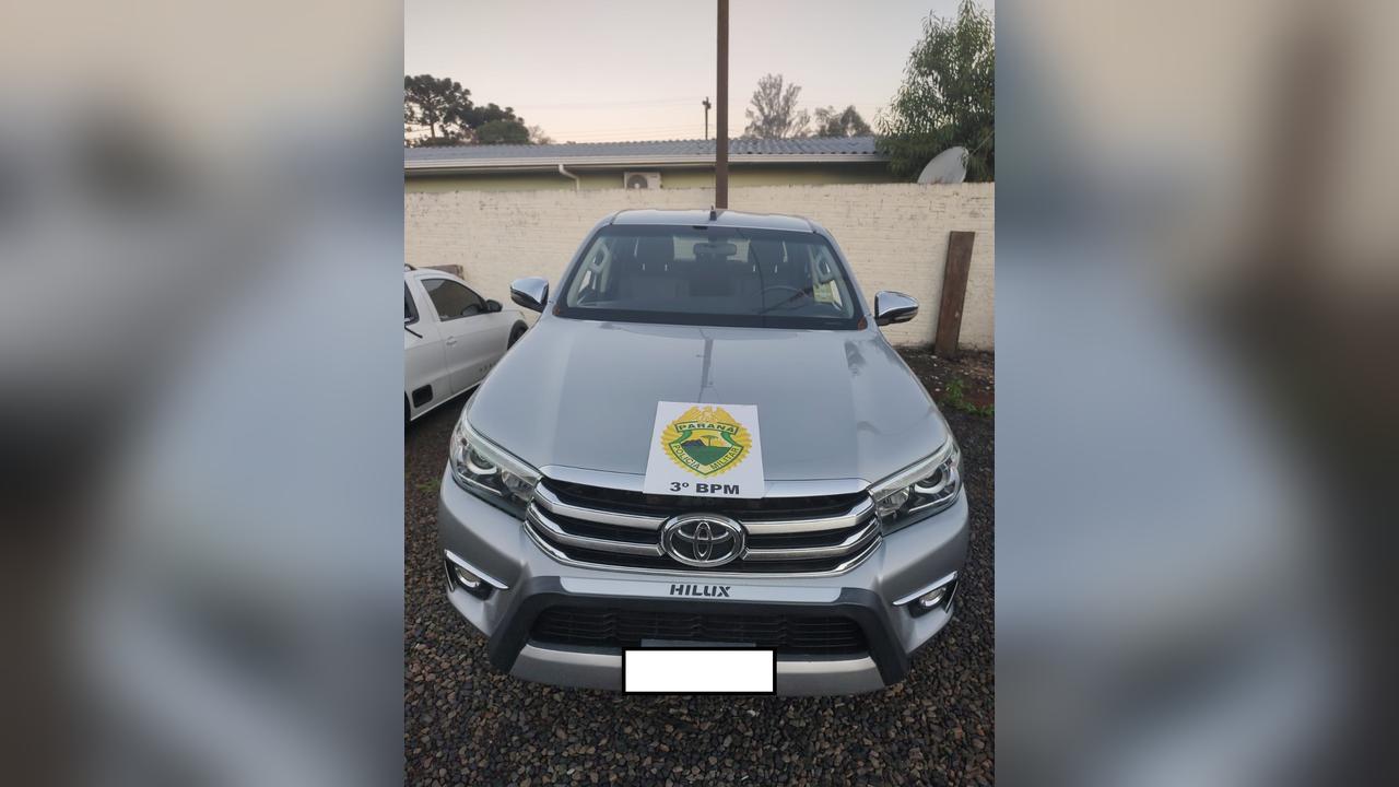 Hilux roubada é achada em oficina após denúncia anônima