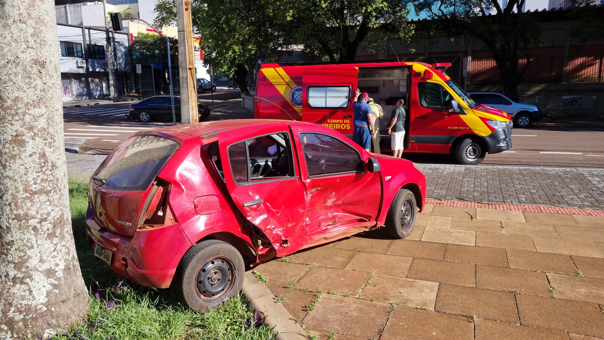 Lateral de Sandero fica destruída após colisão com Vectra em frente ao Teatro