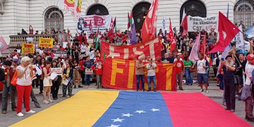 No Rio, Cinelândia tem protesto contra sequestro de Nicolás Maduro Imagem referente a No Rio, Cinelândia tem protesto contra sequestro de Nicolás Maduro