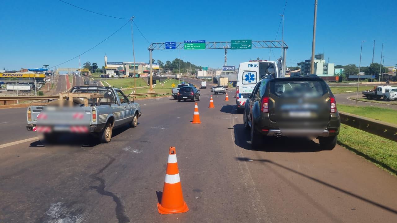 Colisão traseira entre Duster e caminhão é registrada no Trevo Cataratas