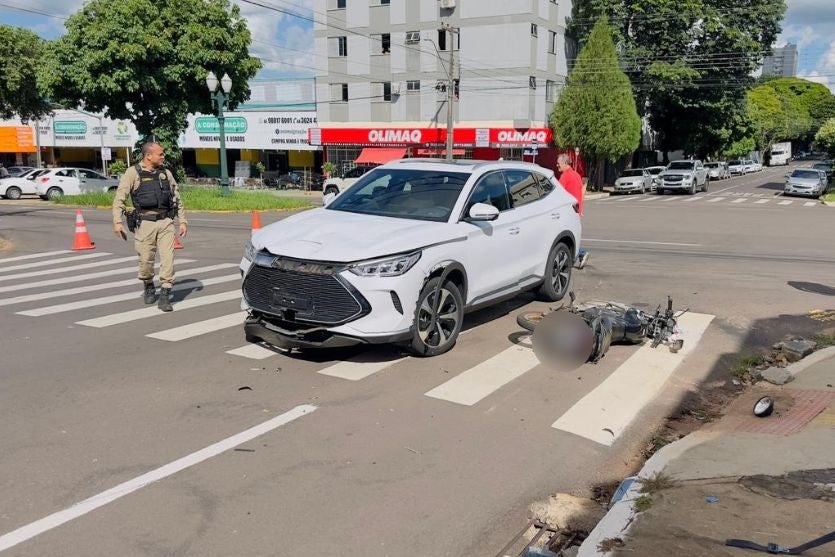Motociclista morre após forte colisão com SUV em cruzamento da Avenida Brasil em Umuarama Imagem referente a Motociclista morre após forte colisão com SUV em cruzamento da Avenida Brasil em Umuarama
