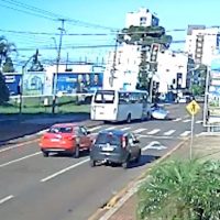Vídeo mostra semáforo vermelho em colisão que resultou na morte Luís da Costa no Centro de Cascavel Imagem referente a Vídeo mostra semáforo vermelho em colisão que resultou na morte Luís da Costa no Centro de Cascavel