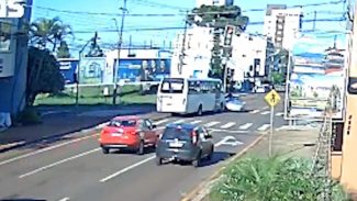 Vídeo mostra semáforo vermelho em colisão que resultou na morte Luís da Costa no Centro de Cascavel