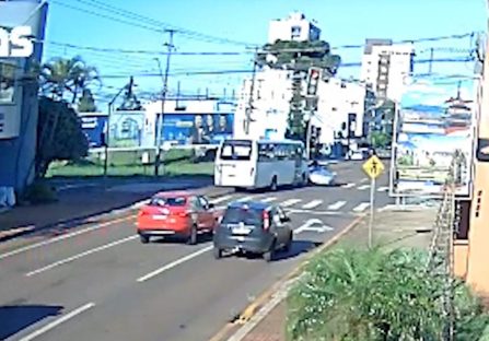 Vídeo mostra semáforo vermelho em colisão que resultou na morte Luís da Costa no Centro de Cascavel Imagem referente a Vídeo mostra semáforo vermelho em colisão que resultou na morte Luís da Costa no Centro de Cascavel