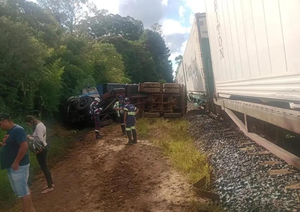 Caminhoneiro da Região Oeste morre em acidente com trem em Ipiranga, no Paraná Imagem referente a Caminhoneiro da Região Oeste morre em acidente com trem em Ipiranga, no Paraná