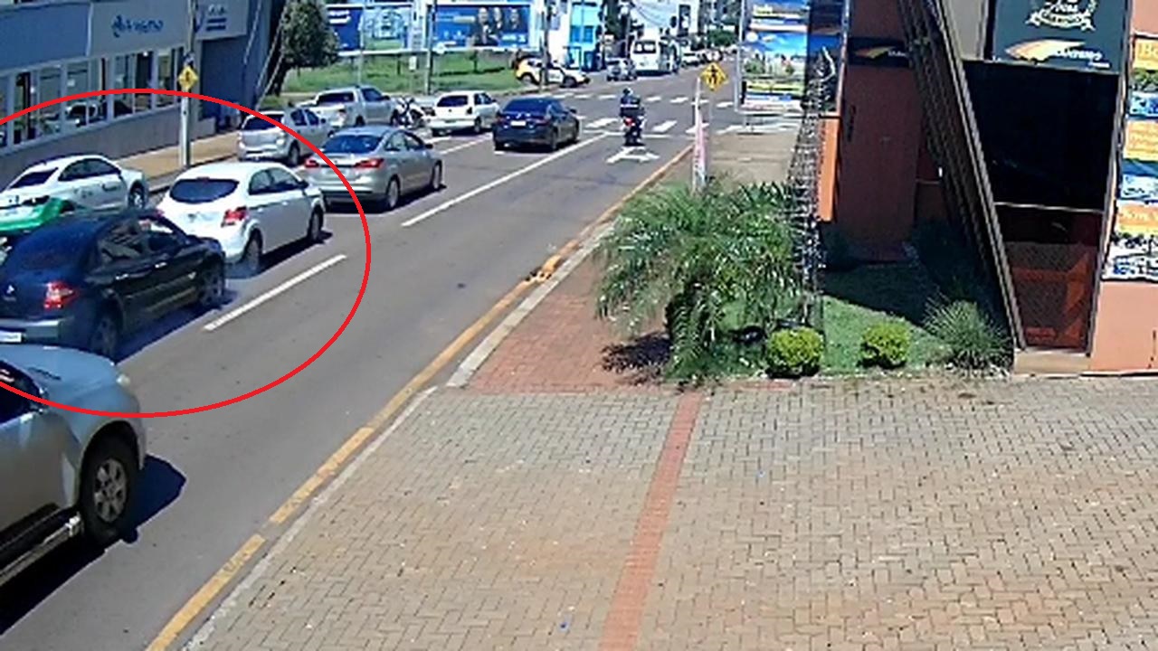 Câmera flagra colisão de Onix e Megane no mesmo cruzamento de acidente fatal no Centro