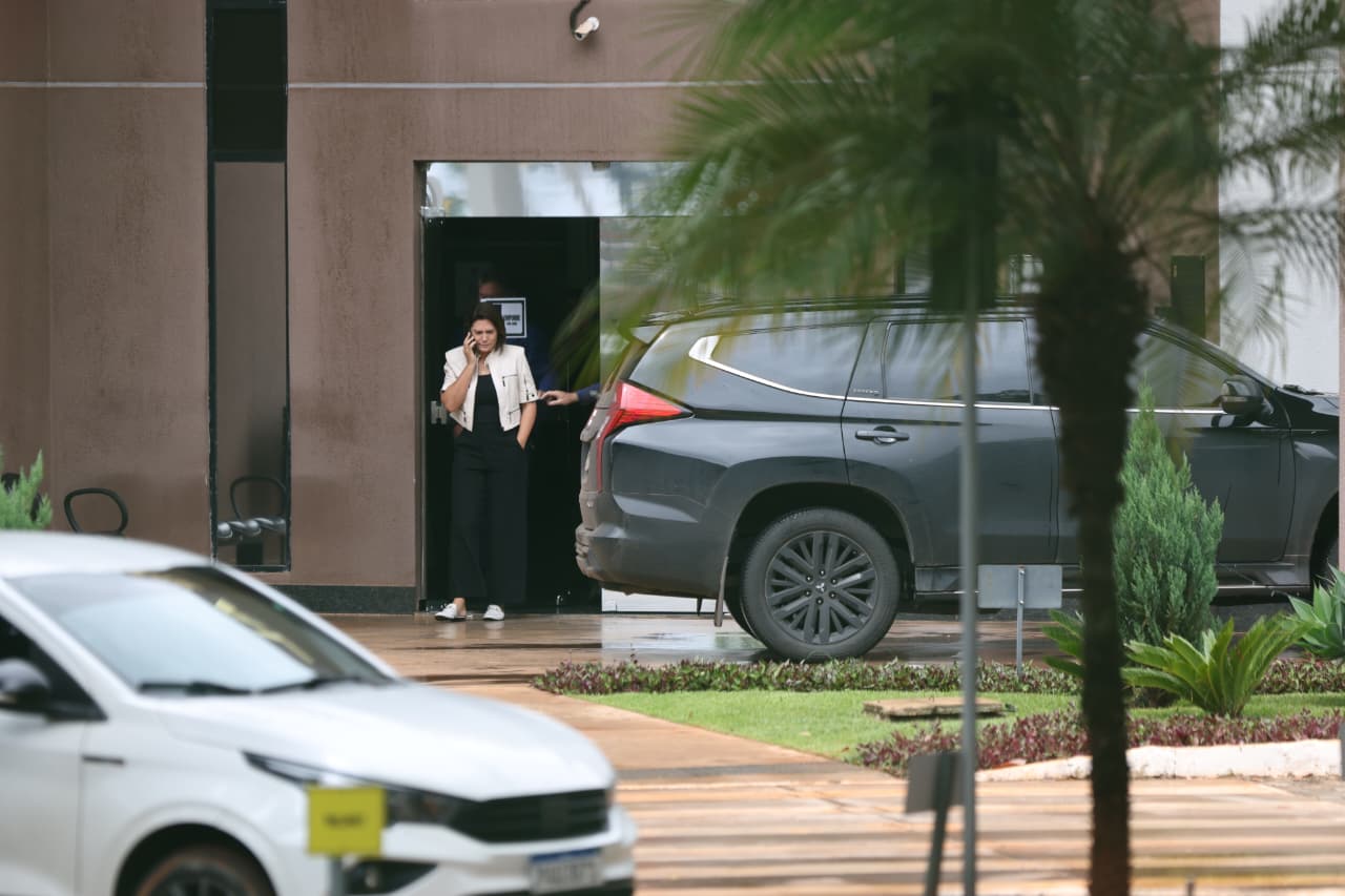 Bolsonaro caiu e bateu a cabeça na cela, diz Michelle