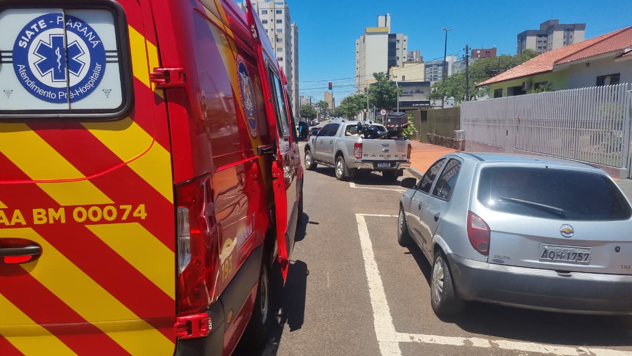 Pneu da moto estoura e motociclista sofre queda na Rua Paraná