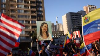 Descartada por Trump, Corina ataca Delcy e promete voltar à Venezuela