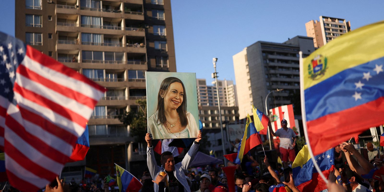 Descartada por Trump, Corina ataca Delcy e promete voltar à Venezuela