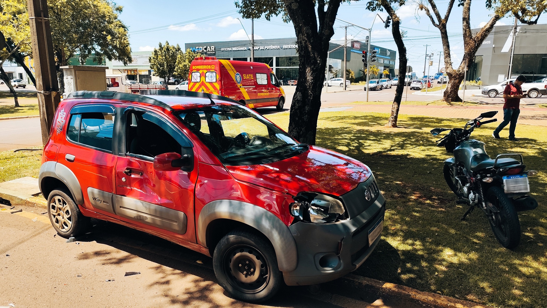 Colisão entre Uno e moto deixa motociclista ferido no Pacaembu