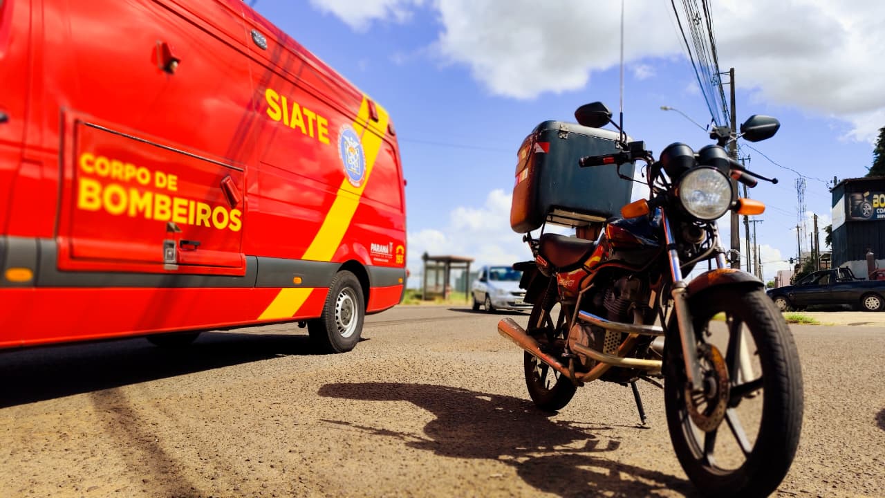Colisão entre Kwid e moto deixa vítima ferida na Avenida das Pombas