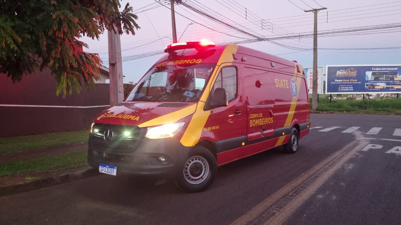 Motociclista fica ferido ao colidir contra carro na Avenida das Pombas