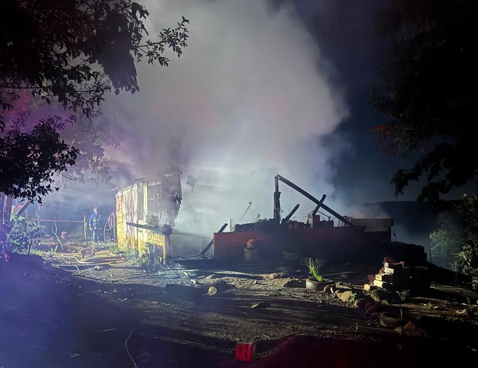 Idosa precisa de ajuda para reconstruir casa destruída por incêndio em Marmeleiro Idosa precisa de ajuda para reconstruir casa destruída por incêndio em Marmeleiro