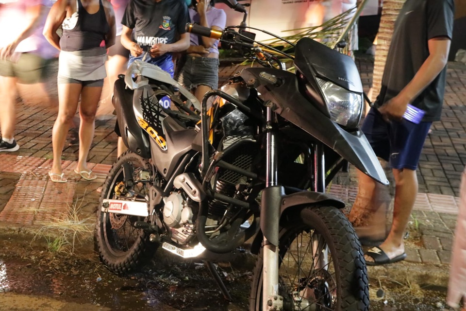 Colisão entre motocicletas deixa duas pessoas feridas em Campo Mourão Colisão entre motocicletas deixa duas pessoas feridas em Campo Mourão