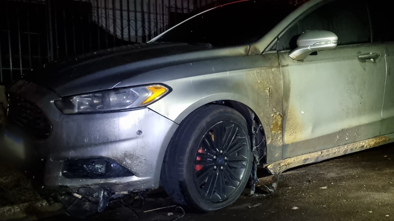 Veículo é incendiado após discussão entre ex-casal no Bairro Interlagos Veículo é incendiado após discussão entre ex-casal no Bairro Interlagos