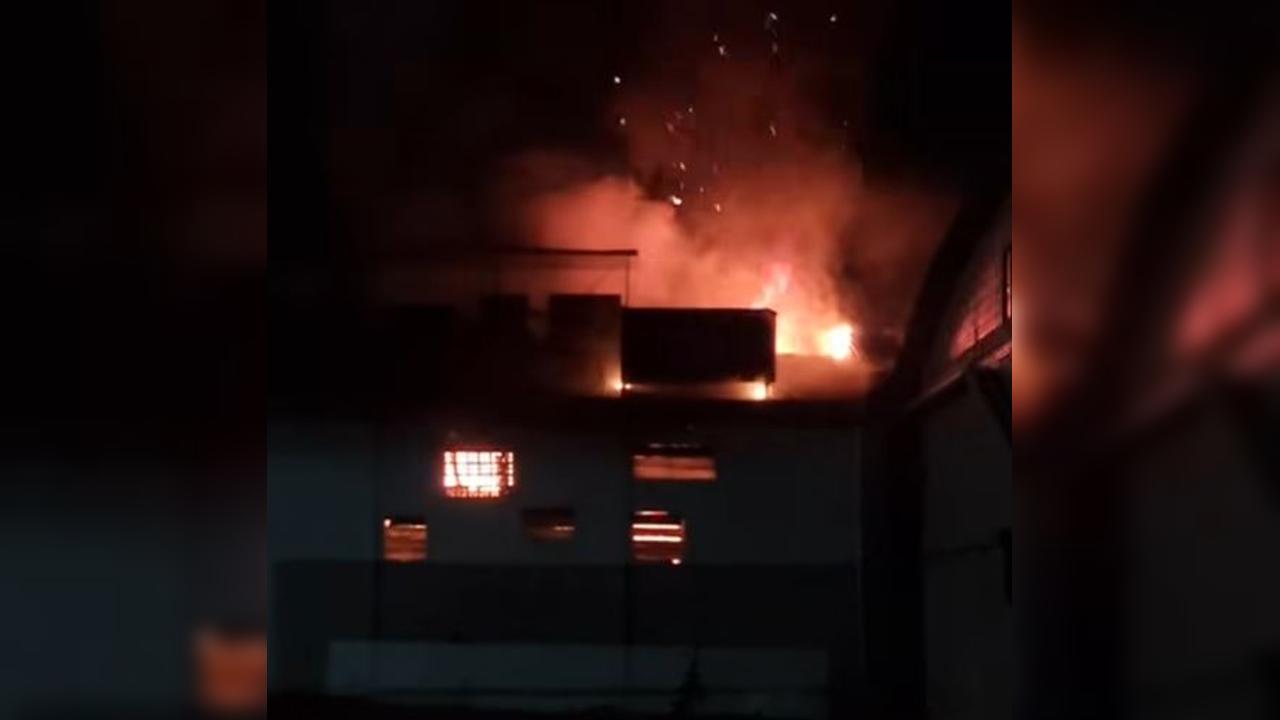 Incêndio atinge área de panificadora nos fundos de supermercado em Capitão Leônidas Marques Incêndio atinge área de panificadora nos fundos de supermercado em Capitão Leônidas Marques