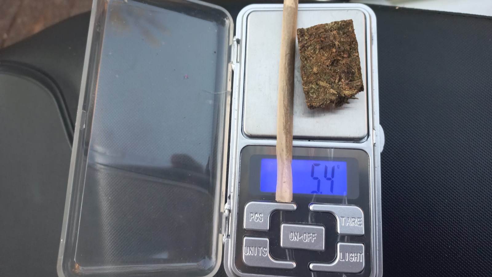 Nervosismo entrega homem com maconha durante abordagem da ROCAM no Bairro Morumbi Nervosismo entrega homem com maconha durante abordagem da ROCAM no Bairro Morumbi