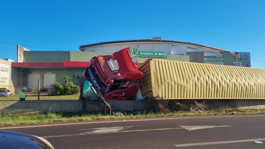 Caminhão com placas paraguaias tomba no Trevo Cataratas em Cascavel
