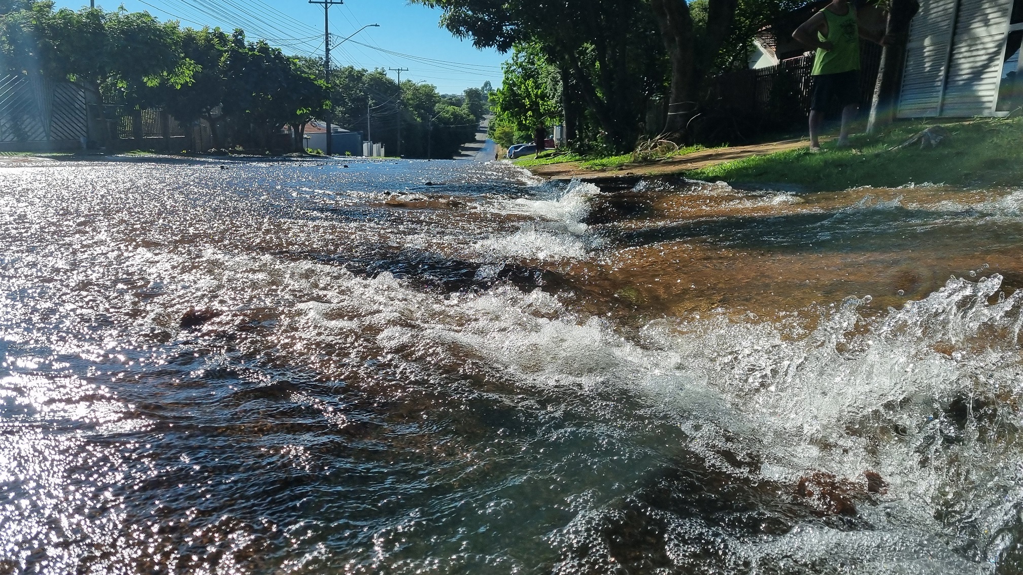 Rua fica alagada após rompimento de tubulação no Jardim Colmeia Rua fica alagada após rompimento de tubulação no Jardim Colmeia