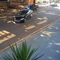 Câmeras flagram motorista derrapando durante fuga da Transitar no Bairro Claudete Imagem referente a Câmeras flagram motorista derrapando durante fuga da Transitar no Bairro Claudete