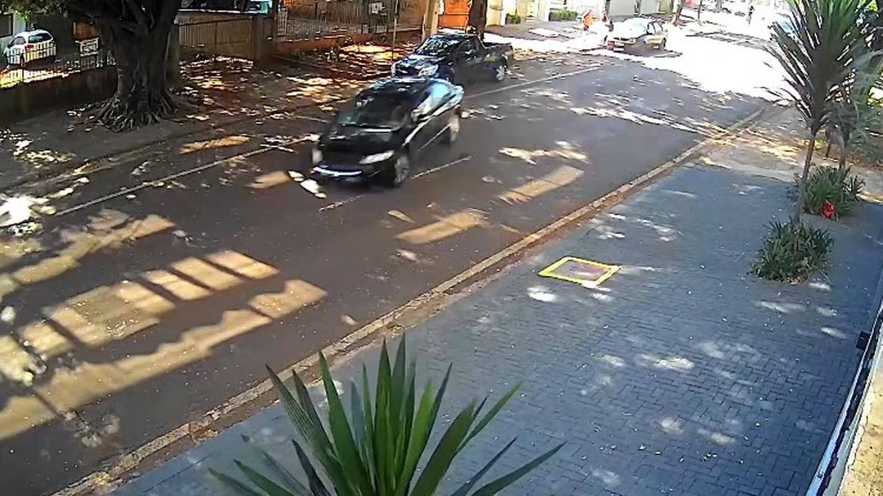 Câmeras flagram motorista derrapando durante fuga da Transitar no Bairro Claudete Câmeras flagram motorista derrapando durante fuga da Transitar no Bairro Claudete
