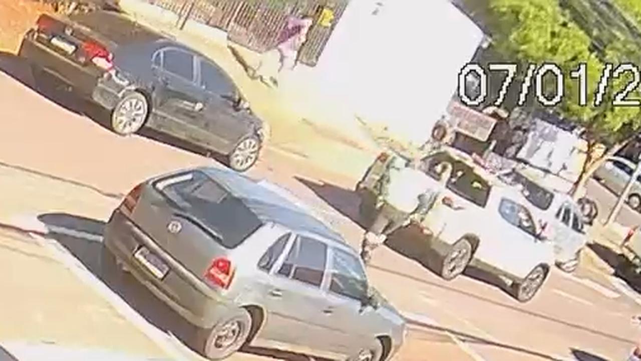 Após atropelamento, motorista tenta fugir a pé da Transitar Após atropelamento, motorista tenta fugir a pé da Transitar