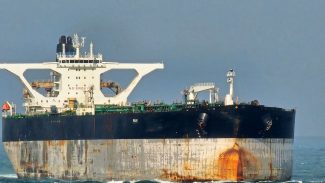 EUA apreendem dois navios que transportariam petróleo da Venezuela
