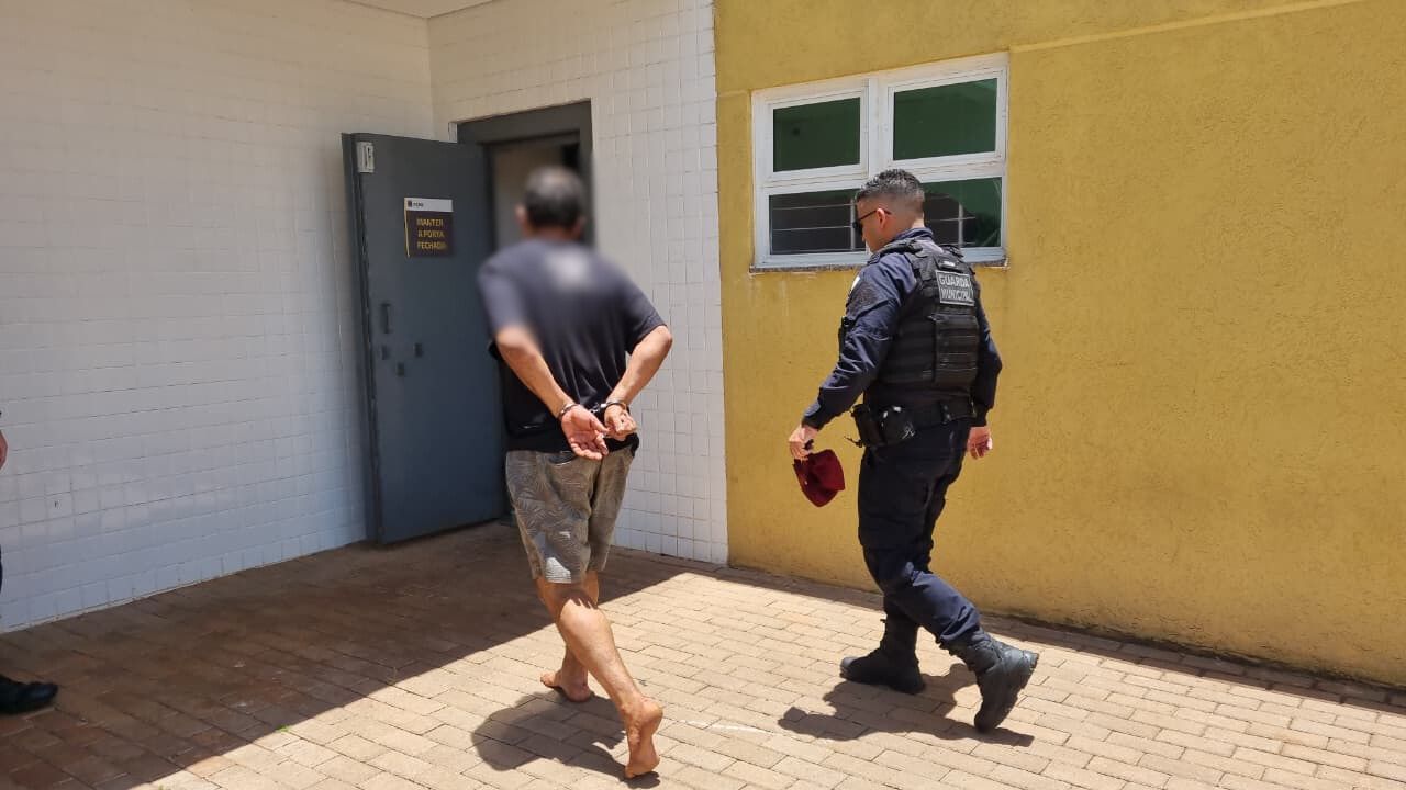 Após denúncia de baderna, homem é levado à Delegacia de Polícia Civil