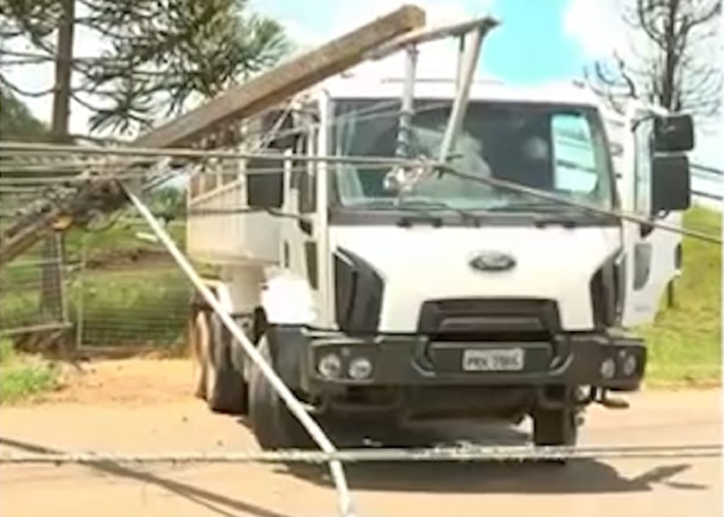 Caminhão sai com caçamba erguida, derruba 10 postes e deixa rastro de destruição no Paraná