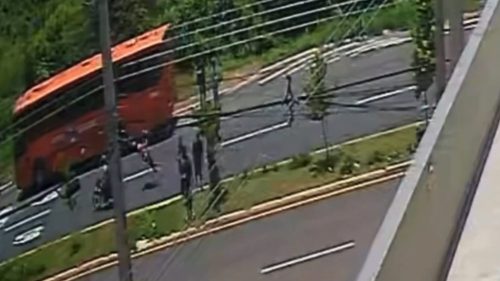 Vídeo mostra tragédia: Atropelamento mata garupa de moto e pedestre fica em estado grave