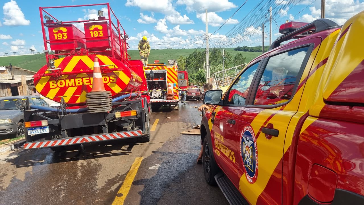 Incêndio atinge imóvel com reciclável e várias equipes do Corpo de Bombeiros são acionadas