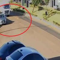 Câmera mostra menina de 11 anos entrando em carro para fugir com homem de 22 anos; ele foi preso em Cascavel Imagem referente a Câmera mostra menina de 11 anos entrando em carro para fugir com homem de 22 anos; ele foi preso em Cascavel