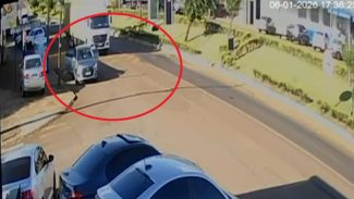 Câmera mostra menina de 11 anos entrando em carro para fugir com homem de 22 anos; ele foi preso em Cascavel